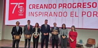 Entrega de premio a Hidraqua por sostenibilidad en evento del COIICV