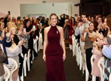 Berta Peiró en el homenaje de Fallas 2025 rodeada de asistentes aplaudiendo.