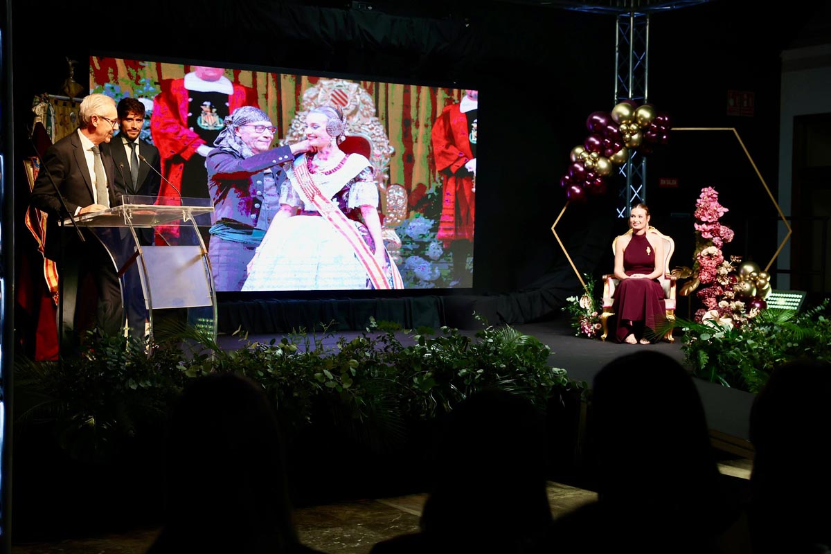 Homenaje a Berta Peiró, Fallera Mayor de Valencia 2025, en un evento emotivo.