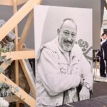 Retrato en blanco y negro de Manolo Algarra en un homenaje.