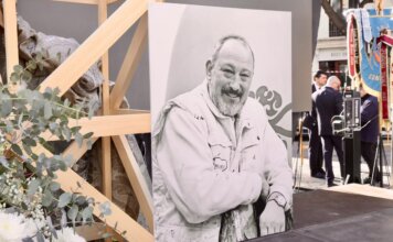 Retrato en blanco y negro de Manolo Algarra en un homenaje.