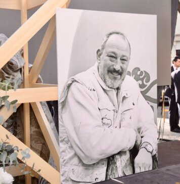 Fotogalería: Homenaje y placa en recuerdo de Manolo Algarra Retrato en blanco y negro de Manolo Algarra en un homenaje.