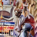 Escultura en homenaje a Manolo Algarra con figuras artísticas