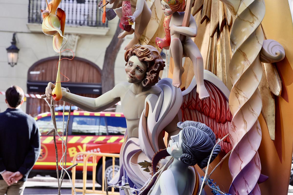 Escultura en homenaje a Manolo Algarra con figuras artísticas