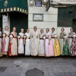 Grupo de mujeres vestidas con trajes tradicionales en homenaje a Manolo Algarra