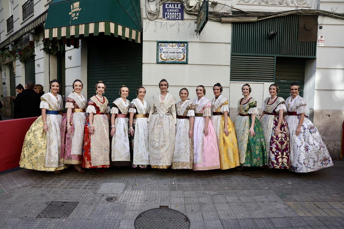 Grupo de mujeres vestidas con trajes tradicionales en homenaje a Manolo Algarra