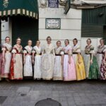 Grupo de mujeres vestidas con trajes tradicionales en un homenaje