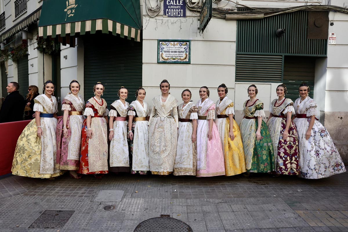 Grupo de mujeres vestidas con trajes tradicionales en un homenaje