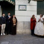 Ceremonia de homenaje a Manolo Algarra con asistentes aplaudiendo.