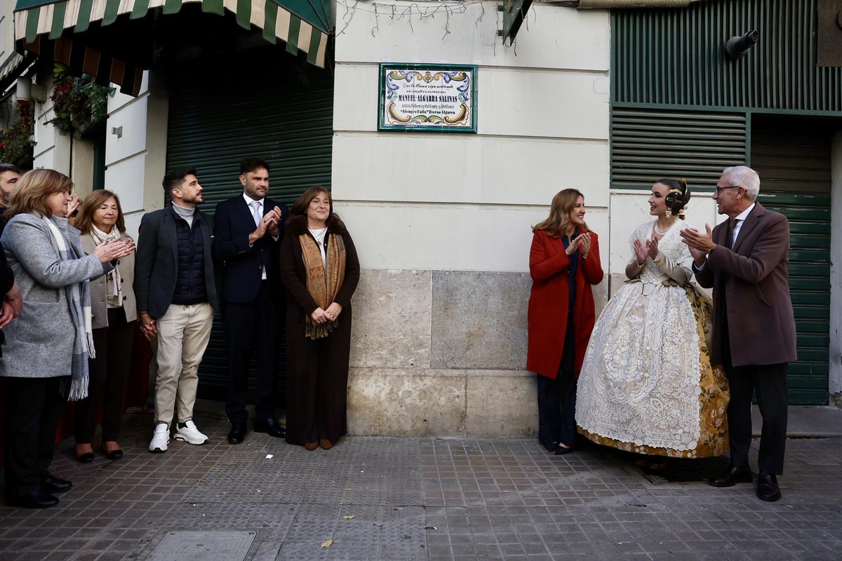 Ceremonia de homenaje a Manolo Algarra con asistentes aplaudiendo.