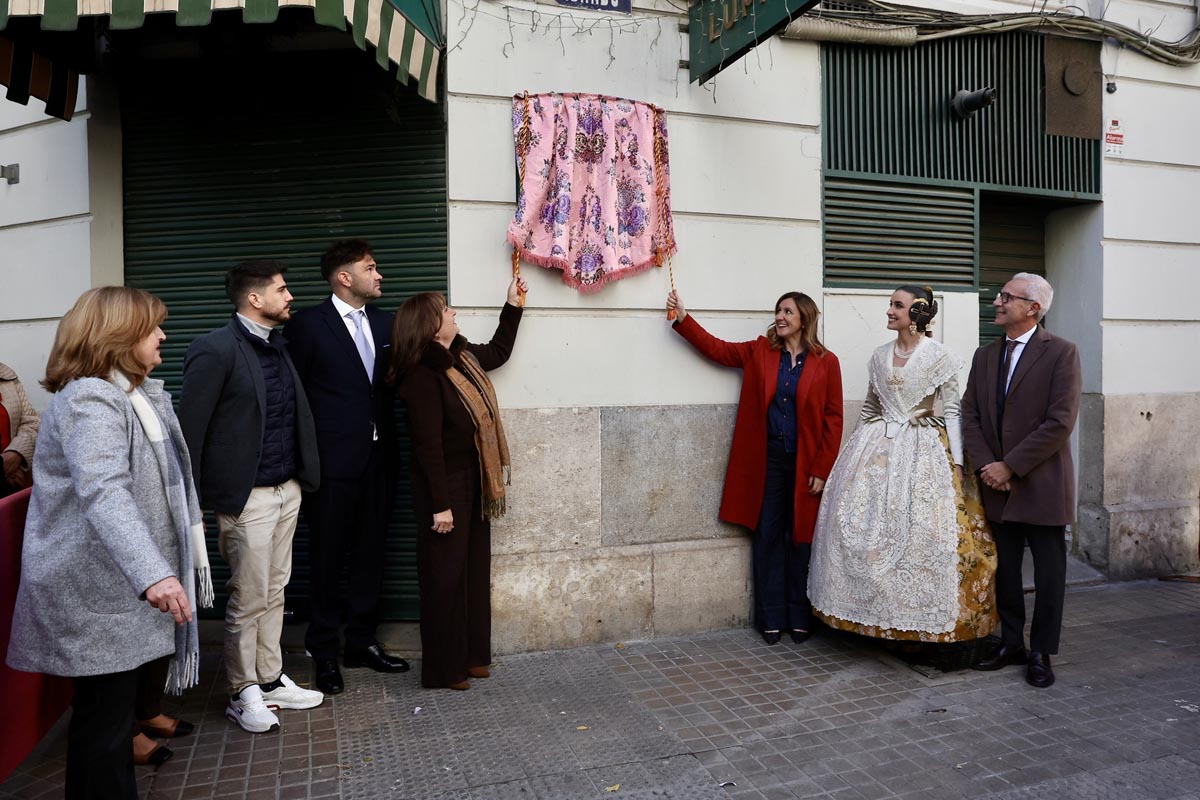 Ceremonia de homenaje a Manolo Algarra con una placa conmemorativa