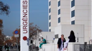 Entrada del Hospital La Fe en Valencia con personal médico