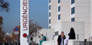 Entrada del Hospital La Fe en Valencia con personal médico