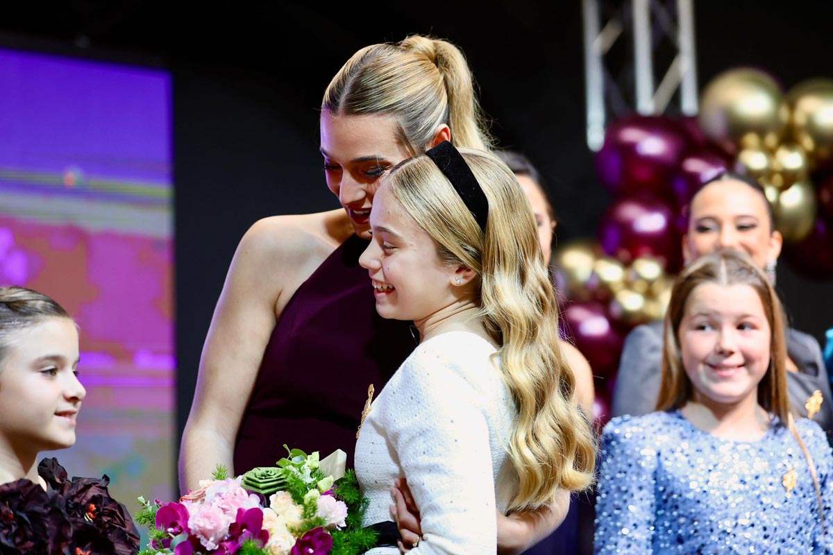 Berta Peiró recibiendo homenaje en evento de Fallas en Valencia