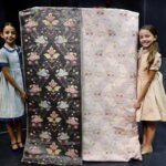 Dos niñas sosteniendo telas de la Corte de Honor Infantil de Valencia