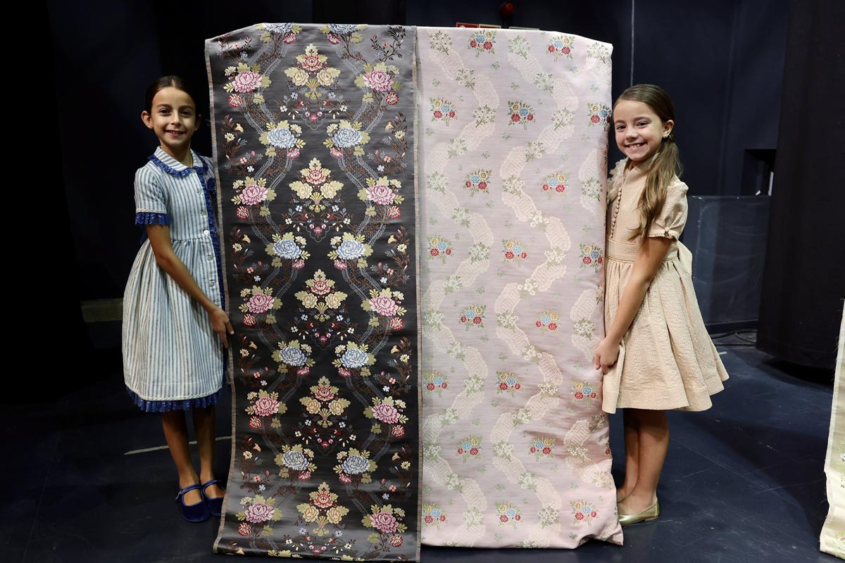 Dos niñas sosteniendo telas de la Corte de Honor Infantil de Valencia