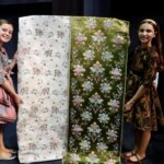 Niñas sosteniendo telas de la Corte de Honor Infantil de Valencia