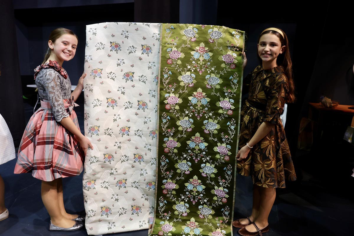 Niñas sosteniendo telas de la Corte de Honor Infantil de Valencia