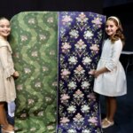 Niñas sosteniendo telas de seda en la presentación de la Corte de Honor Infantil.