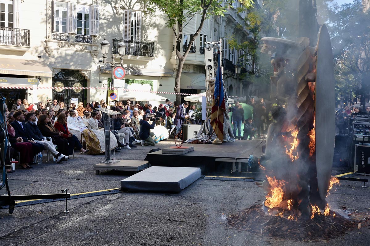 Ceremonia en homenaje a Manolo Algarra con público y fuego
