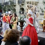 Evento en homenaje a Manolo Algarra con personajes disfrazados y flores.