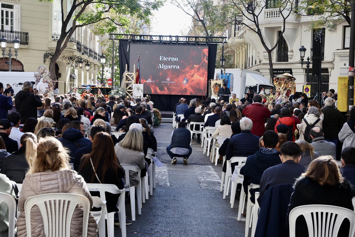 Ceremonia en homenaje a Manolo Algarra con público sentado