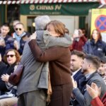 Dos personas abrazándose en un homenaje emotivo en la ceremonia.