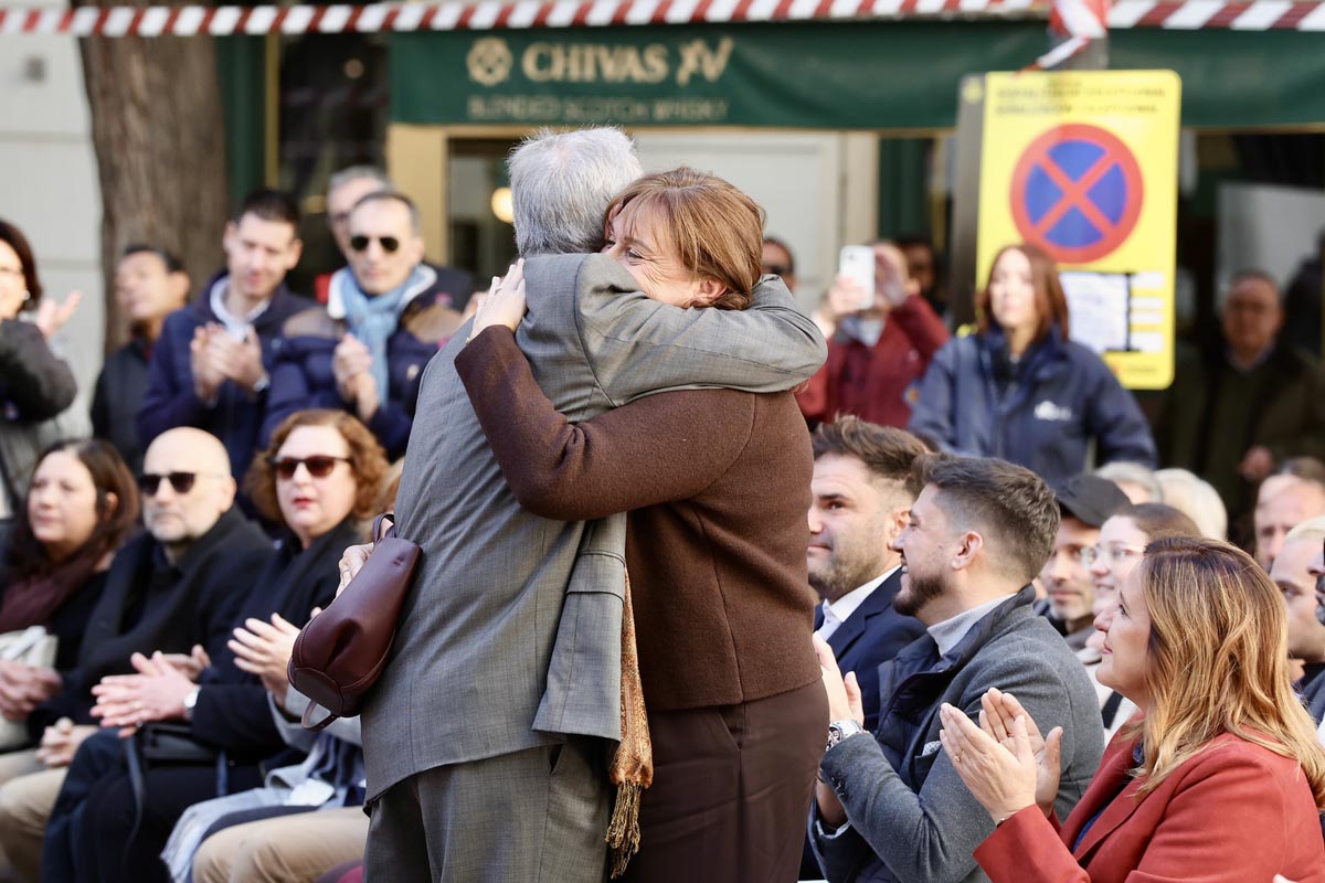 Dos personas abrazándose en un homenaje emotivo en la ceremonia.