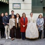 Grupo de personas en homenaje a Manolo Algarra con placa conmemorativa.