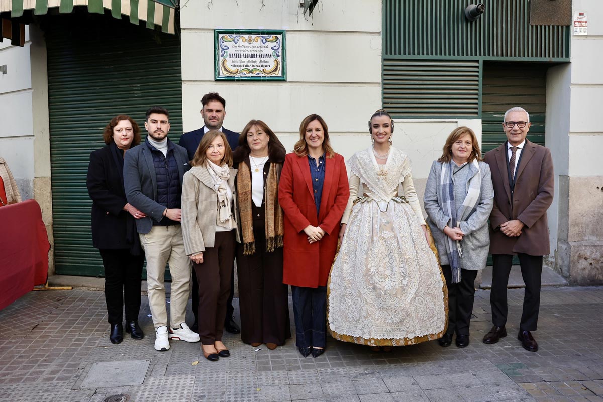 Grupo de personas en homenaje a Manolo Algarra con placa conmemorativa.