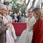 Ceremonia de homenaje a Manolo Algarra con participantes sonrientes