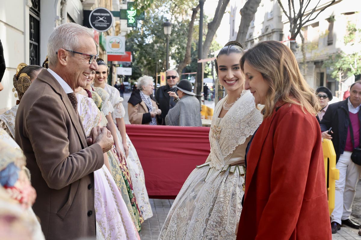 Ceremonia de homenaje a Manolo Algarra con participantes sonrientes