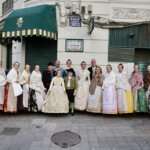 Grupo de personas en trajes tradicionales en homenaje a Manolo Algarra