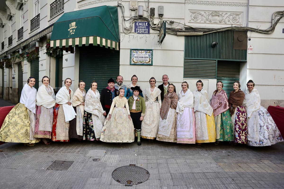 Grupo de personas en trajes tradicionales en homenaje a Manolo Algarra
