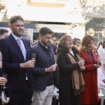Asistentes sosteniendo copas durante el homenaje a Manolo Algarra.