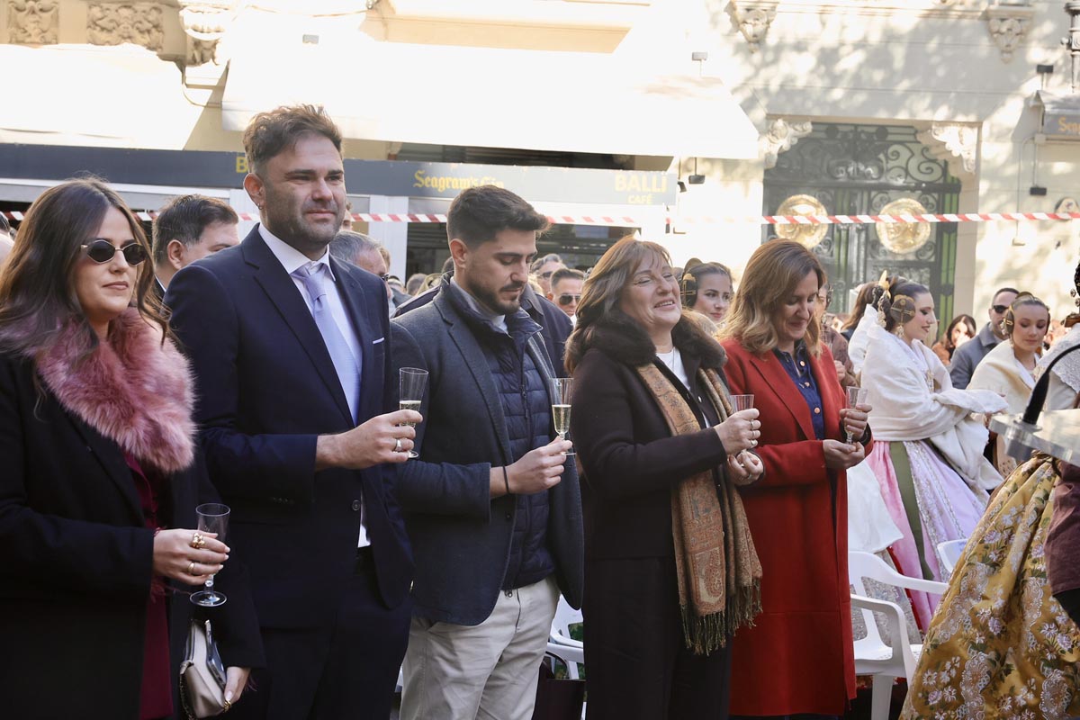 Asistentes sosteniendo copas durante el homenaje a Manolo Algarra.