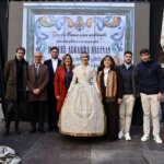 Grupo de personas en homenaje a Manolo Algarra con placa conmemorativa