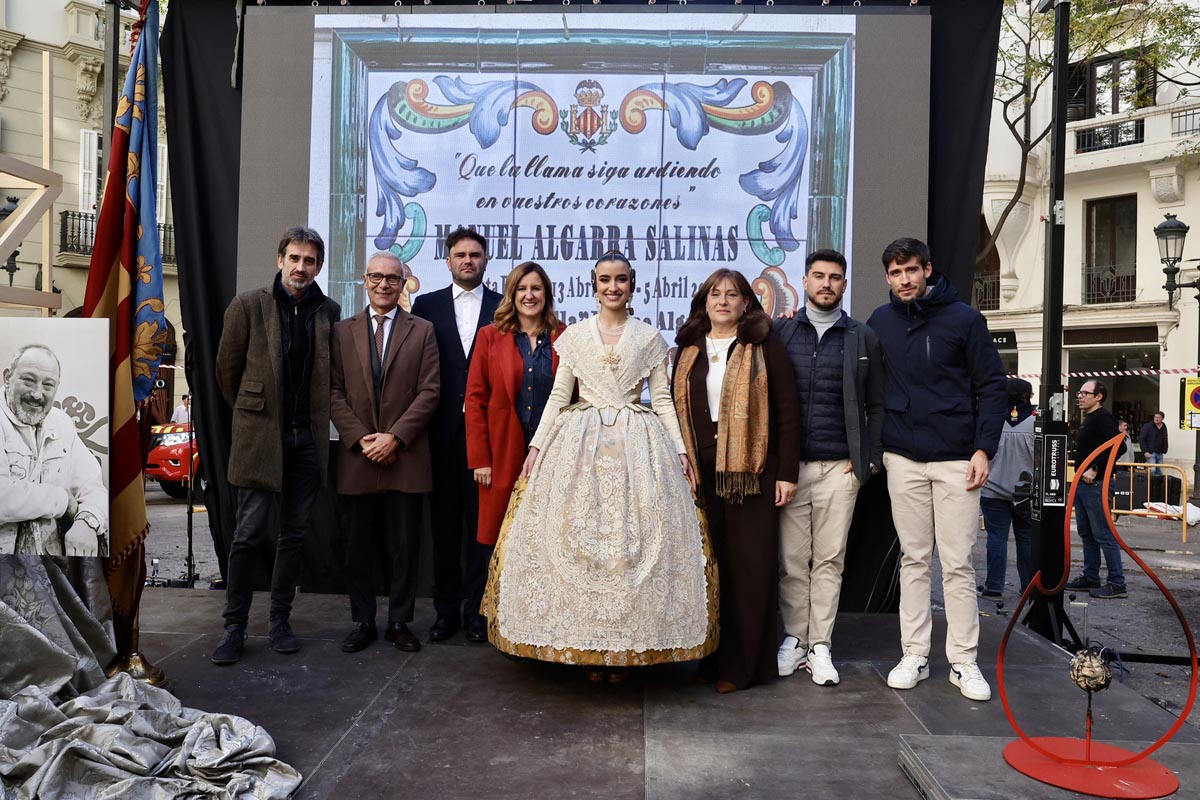 Grupo de personas en homenaje a Manolo Algarra con placa conmemorativa