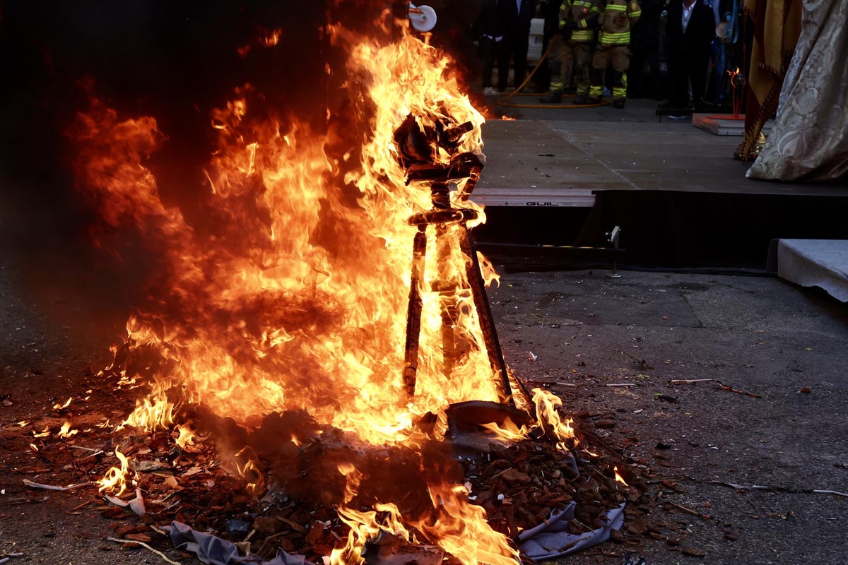 Ceremonia de homenaje con fuego y tributo a Manolo Algarra
