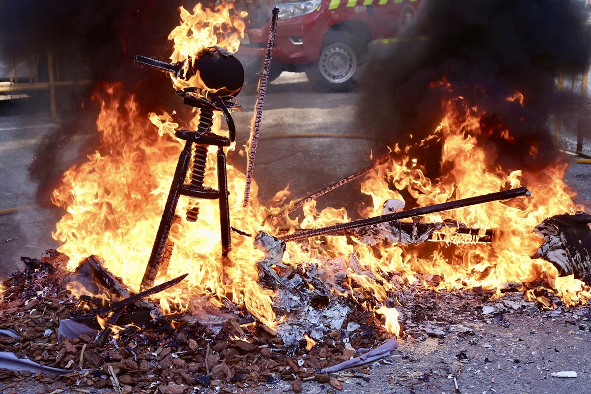Fuego y humo en un homenaje a Manolo Algarra