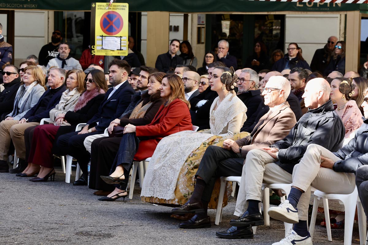 Asistentes sentados en un homenaje a Manolo Algarra.