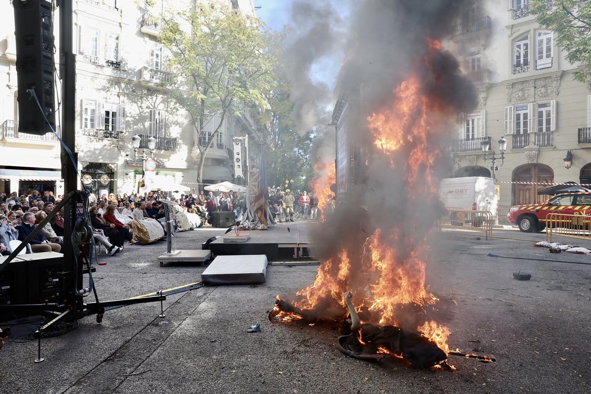 Ceremonia con fuego y humo en homenaje a Manolo Algarra.
