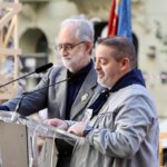 Dos hombres hablando en un homenaje a Manolo Algarra.