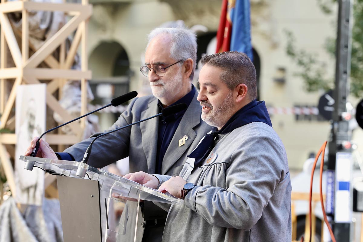 Dos hombres hablando en un homenaje a Manolo Algarra.