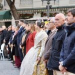 Ceremonia de homenaje con personas en fila y vestimenta tradicional.