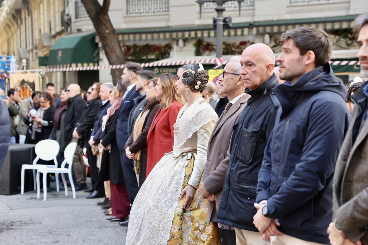 Ceremonia de homenaje con personas en fila y vestimenta tradicional.