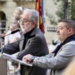 Dos hombres hablando durante un homenaje a Manolo Algarra.