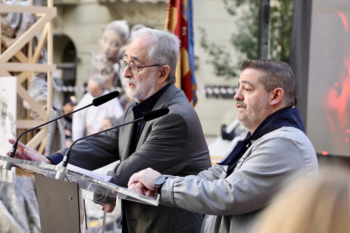 Dos hombres hablando durante un homenaje a Manolo Algarra.