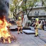 Bomberos en una ceremonia con fuego y homenaje a Manolo Algarra