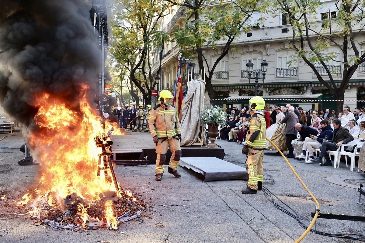 Bomberos en una ceremonia con fuego y homenaje a Manolo Algarra
